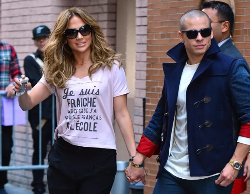 La actriz y cantante aseguró a una revista que su bailarín es su mejor amigo y la apoya incondicionalmente.