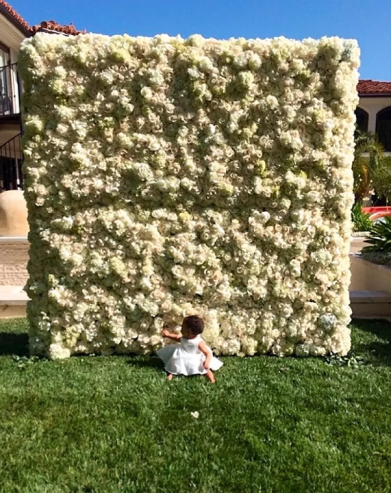 El rapero consintió a su futura esposa en su primera celebración como mamá con un muro de flores.