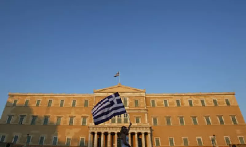 El Parlamento griego votó la creación de una agencia privatizadora bajo los planes de austeridad acordados con la UE y el FMI, lo que provocó protestas violentas. (Foto: Reuters)