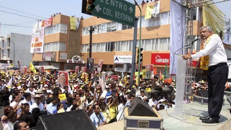 andres manuel lopez obrador en un mitin en oaxaca