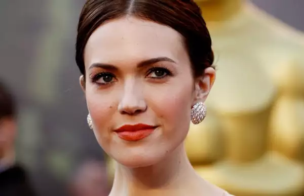 Mandy Moore aprovecha sus bellas facciones.