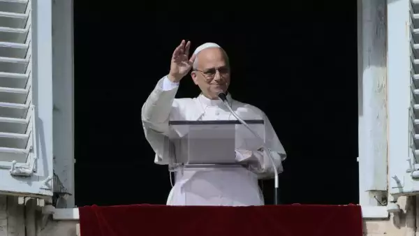 El Papa León XIV saluda desde la ventana del palacio apostólico con vistas a St. La plaza de San Pedro durante la oración de Ángelus en el Vaticano el 26 de octubre de 2025.