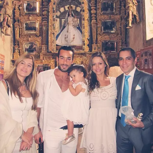 La pareja con los padrinos, la madrina fue la hermana de Lola, Claudia Ponce, y el padrino Juan Carlos Segura, gran amigo de Aarón.