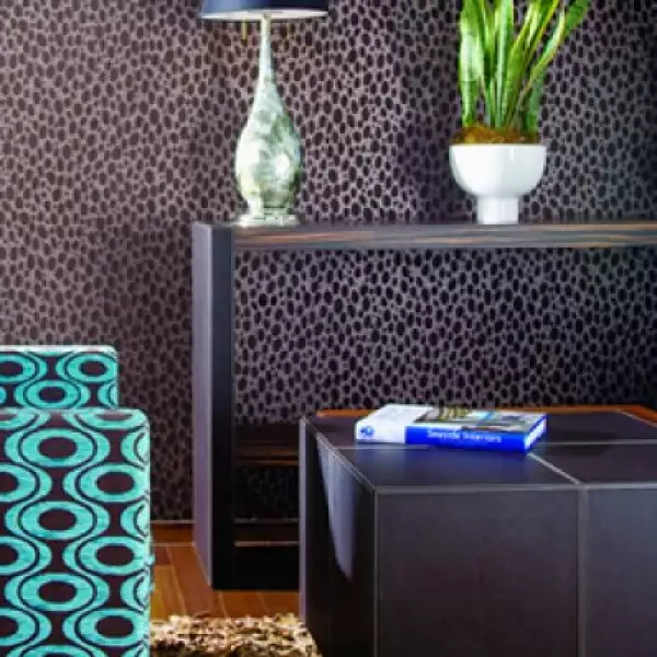 BRIGHT ON BROWN Mesa de centro de piel, Martínez & Sordo, 20,700 pesos. Maceta de cerámica, Azza, 657 pesos. Lámpara de concha de abulón y consola de ébano y piel, Martínez & Sordo.