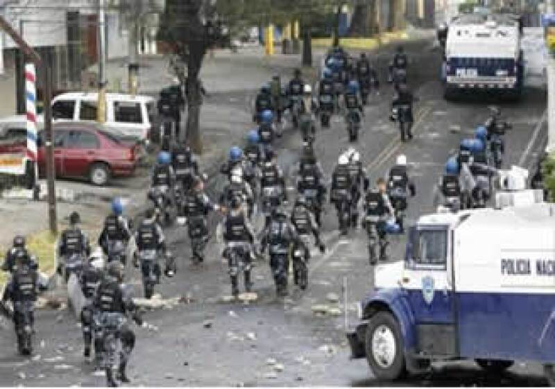 Los militares hondureños se enfrentaron contra los seguidores de Zelaya afuera de la embajada brasileña en Tugucigalpa. (Foto: Reuters)