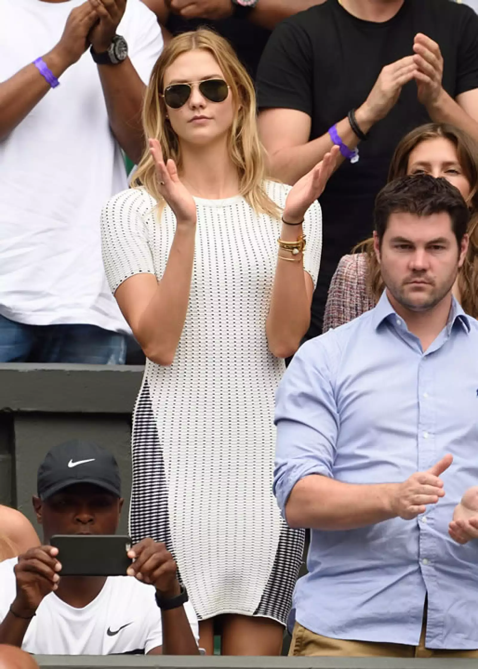 La modelo en Wimbledon en un suéer de punto.