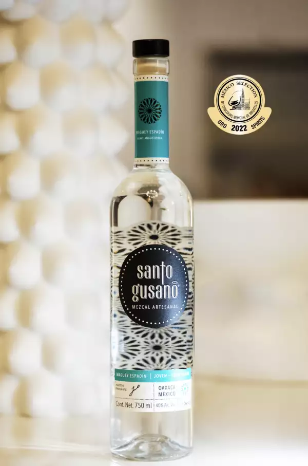 Vista de la botella del mezcal Santo Gusano