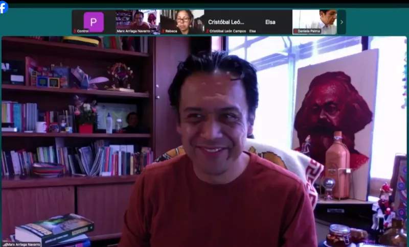 Marx Arriaga inicia protesta en contra de remoción y en defensa de los libros de texto a su cargo.