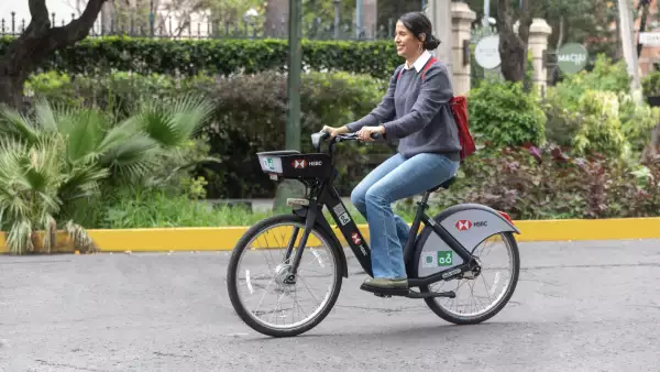 Mujer a bordo de una mueva bicicleta de Ecobici