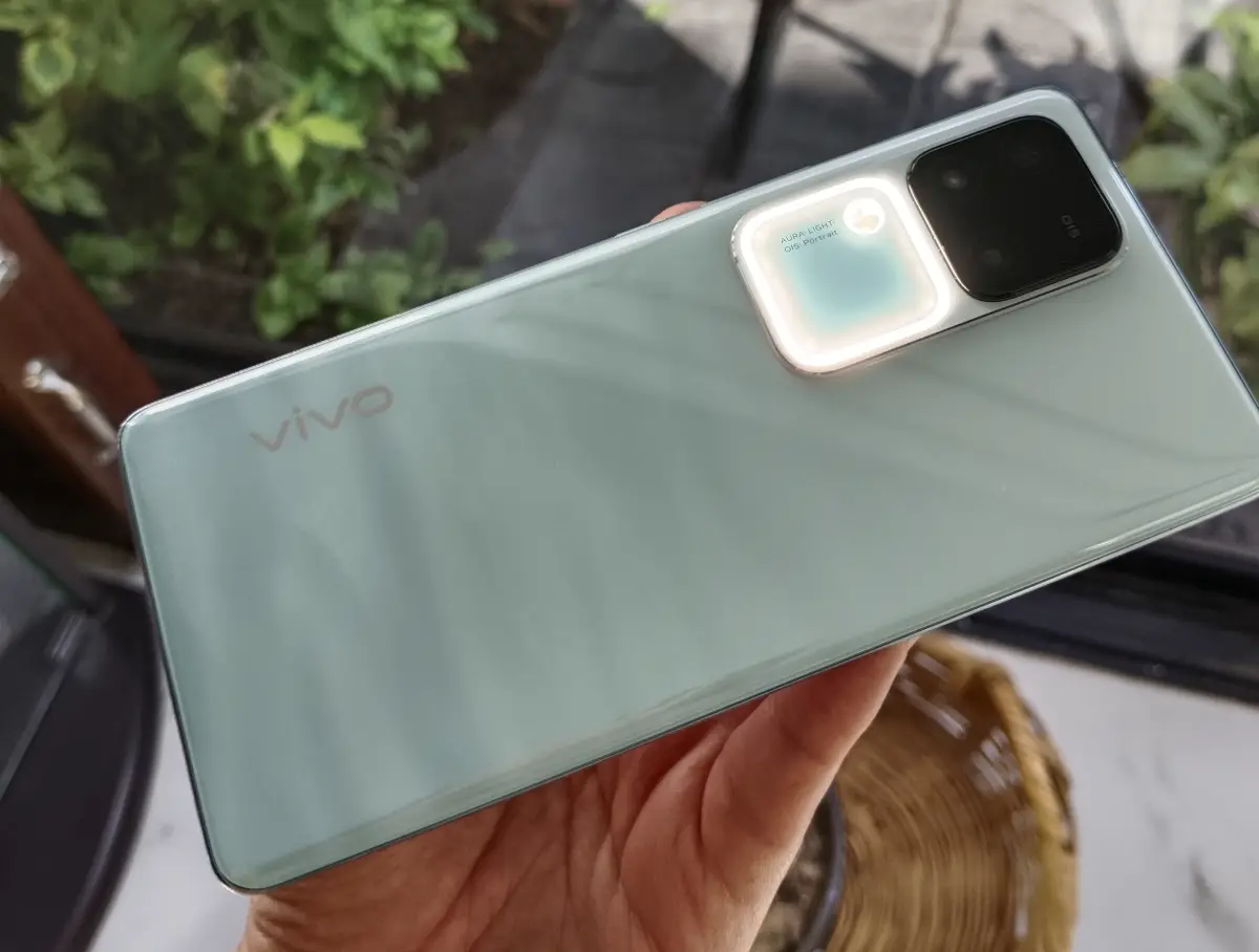 V30 1 horizontal.jpg