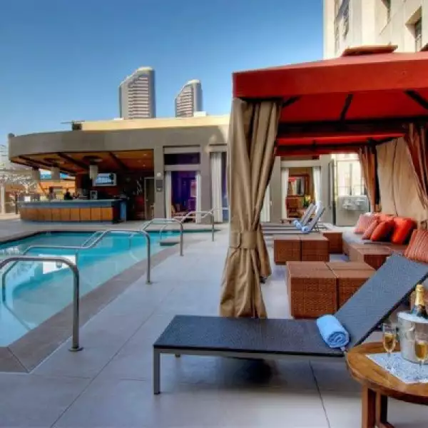 El Hotel Solamar de San Diego está dando a los huéspedes la oportunidad de experimentar las olas con un paquete que incluye clases de surfeo profesional en la Academia de Surf de Coronado.