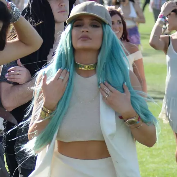 A Kylie Jenner le fascina lucir colores de fantasía en el pelo, así la captamos en el festival de Coachella.