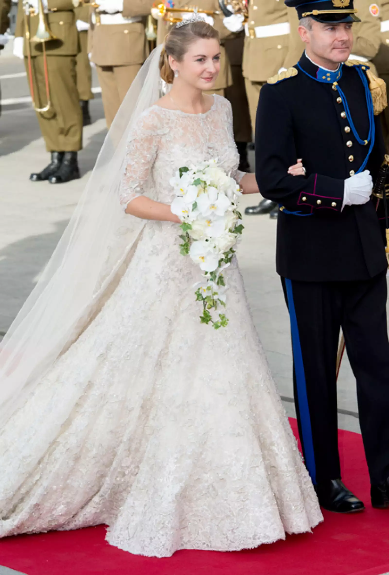 Con encaje y delicados bordados de pedrería la duquesa se casó con Guillermo de Luxemburgo vistiendo un Elie Saab.