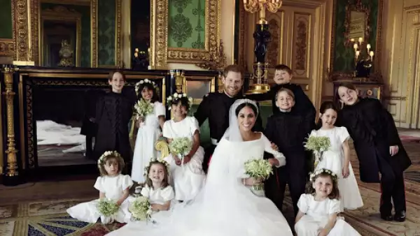 Meghan y Harry con pajes