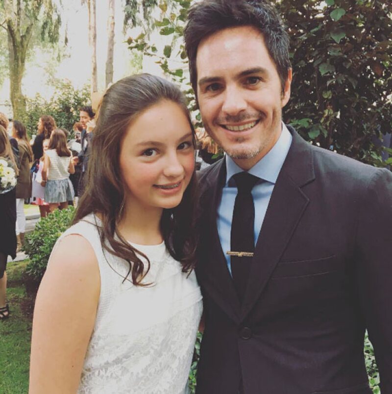 Mauricio acompañando a Lorenza en su graduación de primaria.