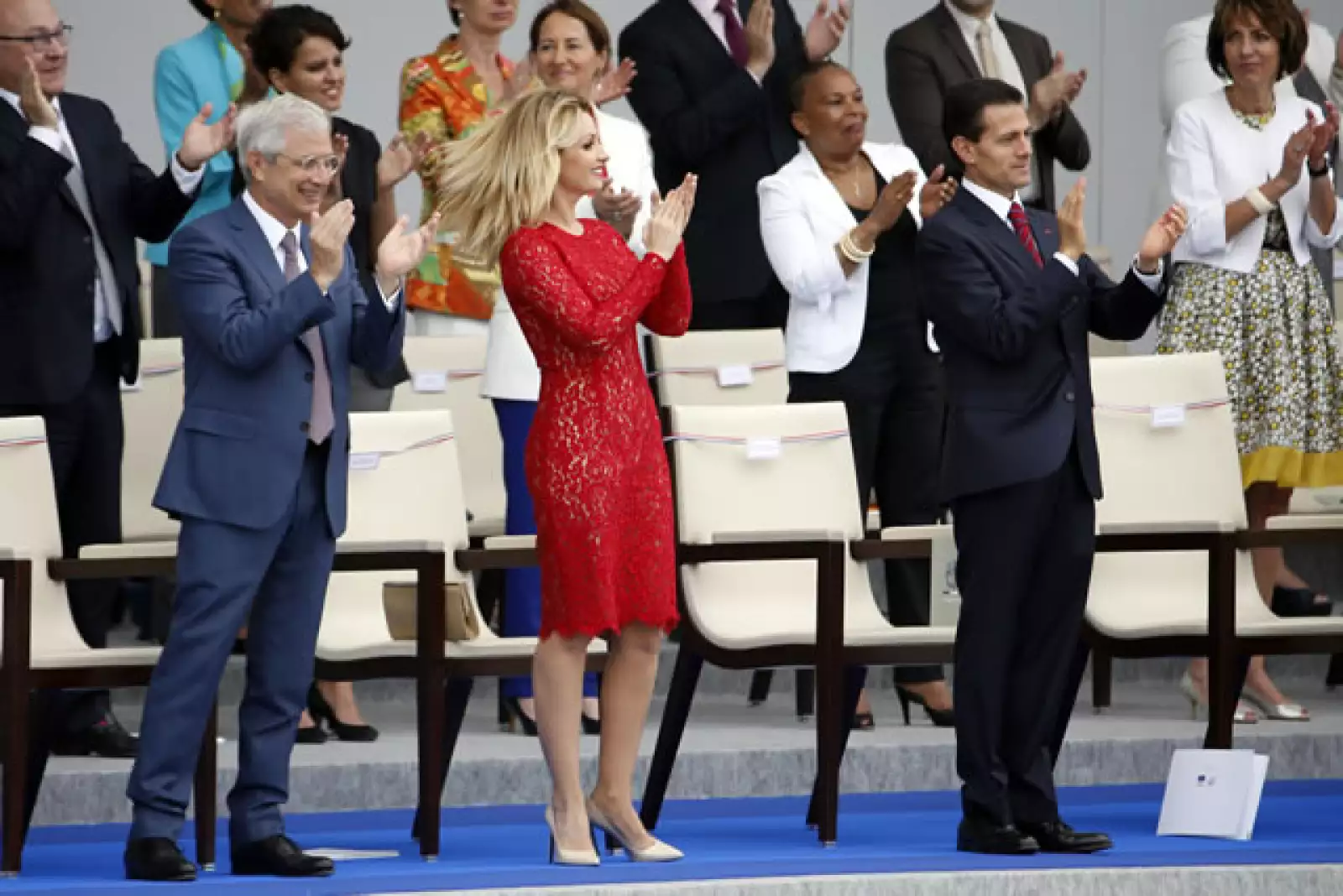 Claude Bartolone, Angélica Rivera, Enrique Peña Nieto durante el desfile militar por el Día de la Bastilla.