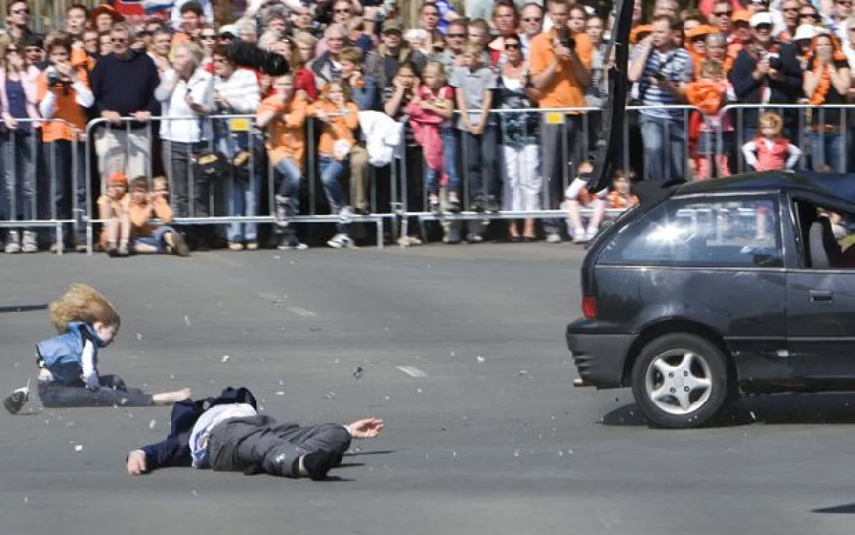 Un hombre irrumpió durante el festejo del Día de la Reina y atropelló a varias personas durante el evento.