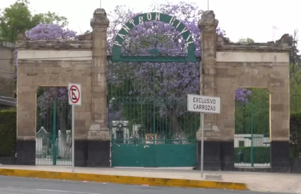 Entrada del panteón.
