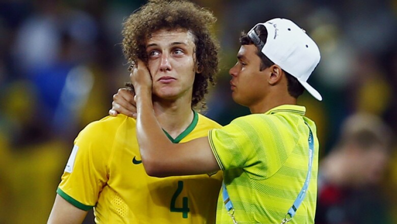 Thiago intenta reconfontar a un David Luiz incrédulo al convertirse en protagonistas de la más penosa samba que ha sonado en canchas verdeamarelas.