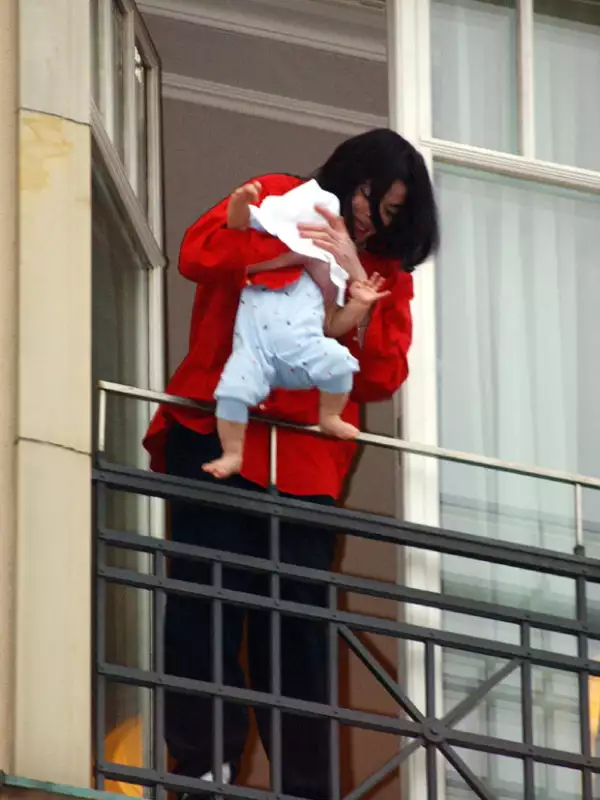 Michael sufrió una especie de crisis nerviosa cuando sacó a su hijo Blanket en el balcón de una habitación en Alemania. El video de ese momento escandalizó al mundo entero.