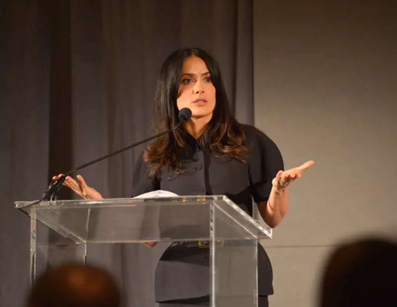 La actriz mexicana confesó al diario británico The Guardian, que su rol como madre es extenuante por ello, cuando ve a sus amistades se enfoca en hablar de dicho rol, aunque ellas no la entiendan.