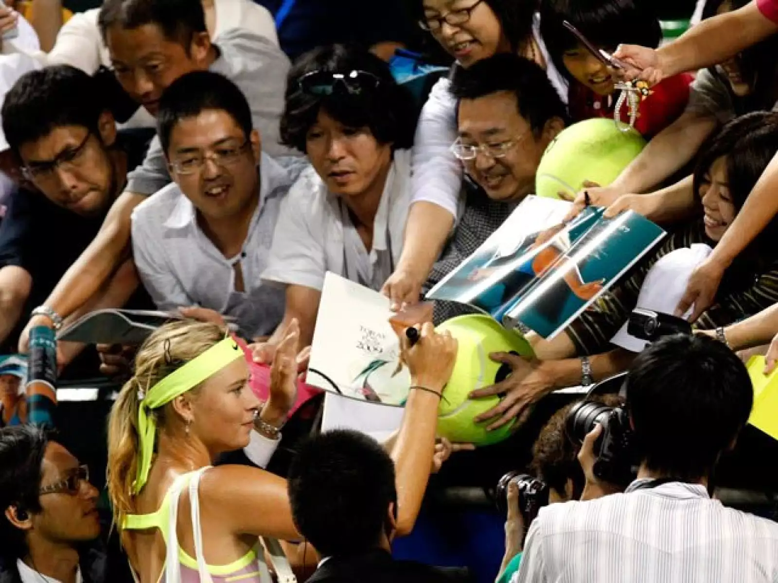 La guapa tenista rusa María Sharapova firma autógrafos a sus fans tras derrotar a la australiana Samantha Stosur en la segunda ronda del Pan Pacific Open, en Tokio.