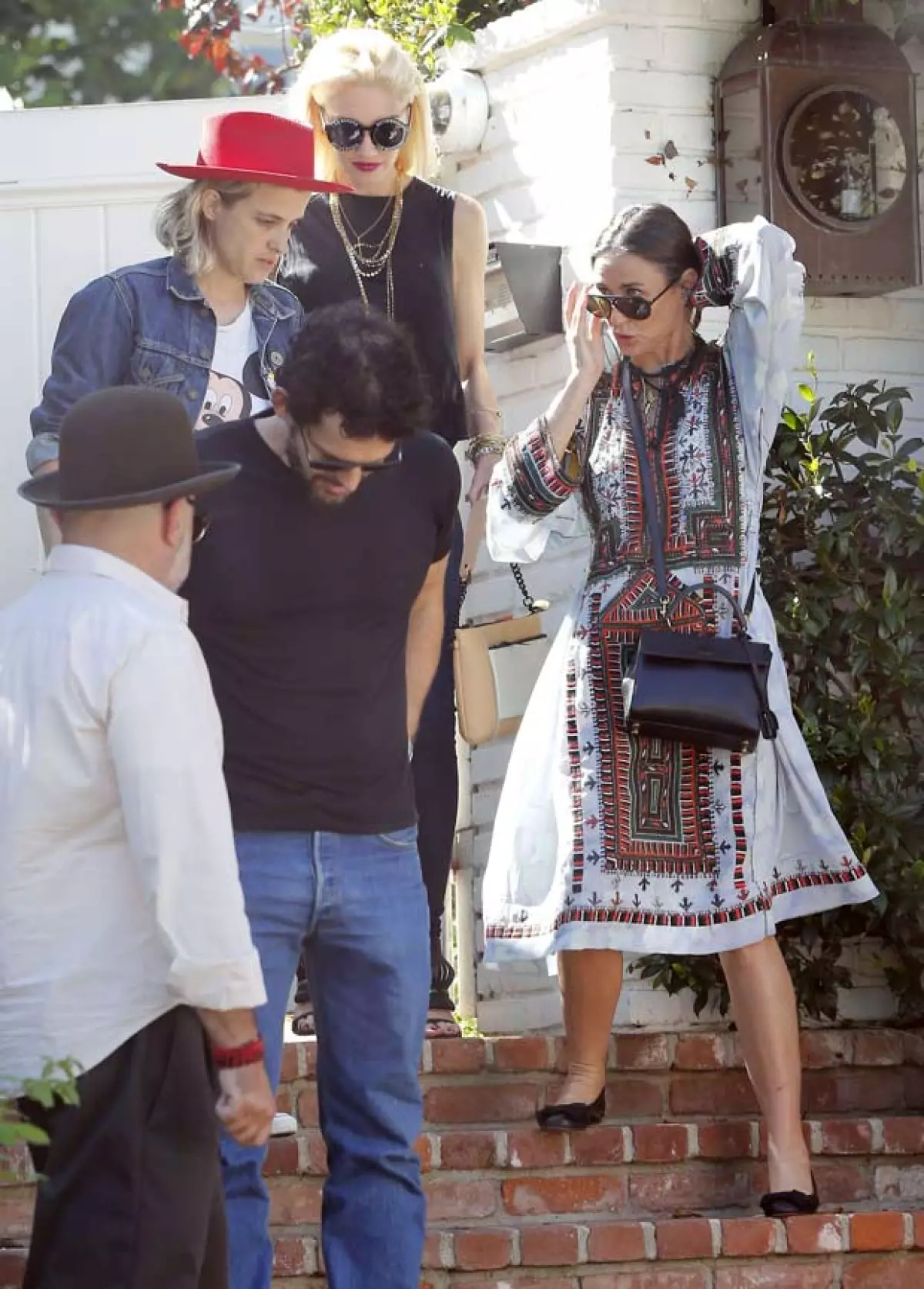 Por su parte, Gwen y Demi demostraron ser grandes amigas al saludarse efusivamente en su arribo a la casa de Tobey.