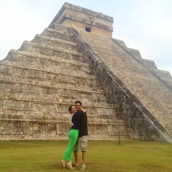 Claudia Lizaldi y Eamonn Sean Kneeland en Chichén Itzá