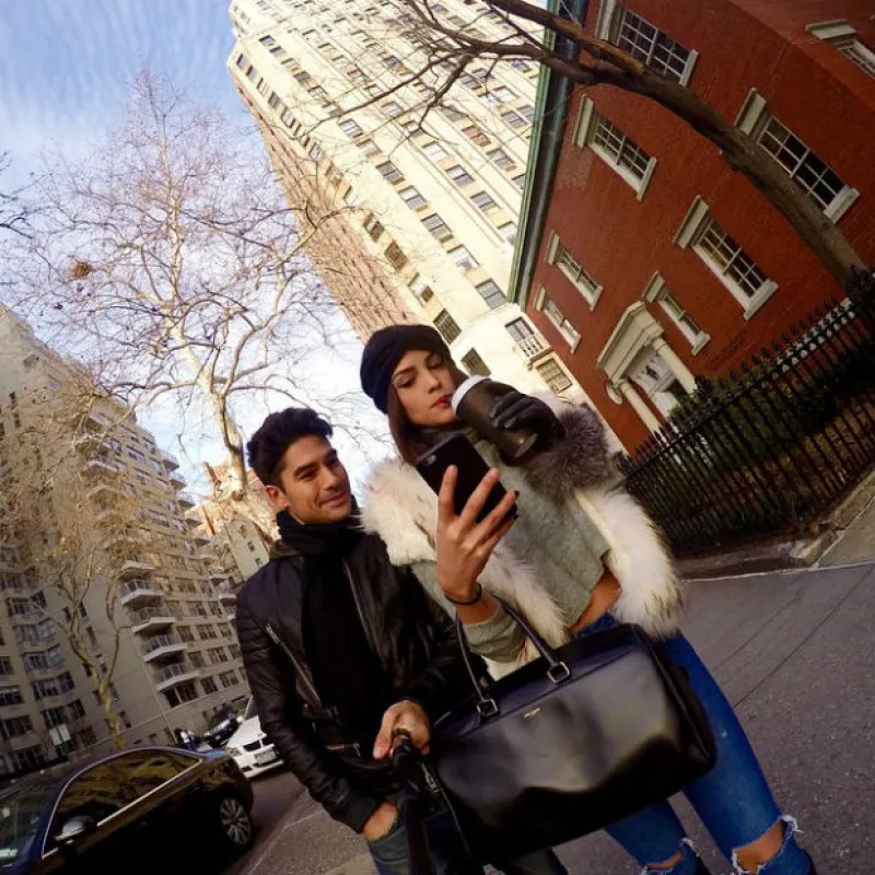 La actriz y DJ Cotrona recibieron el 2015 en La Gran Manzana y a través de Instagram muestran que serán una de las parejas más hot de este año.