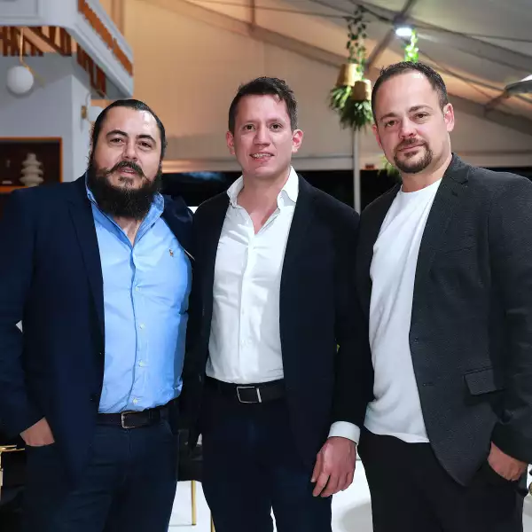 Enrique Casarrubias, Indra Carrillo Perea y Roberto Alcocer  ( l