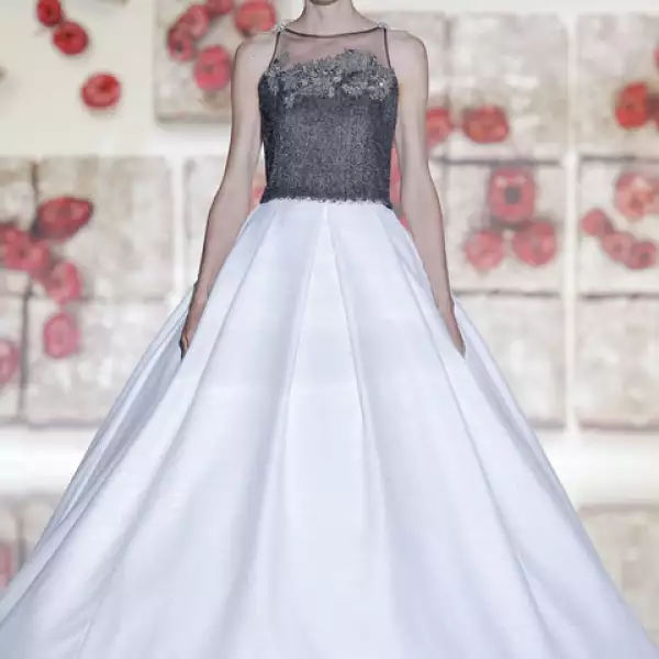 Bodice de pedrería bajo una falda de otoman.