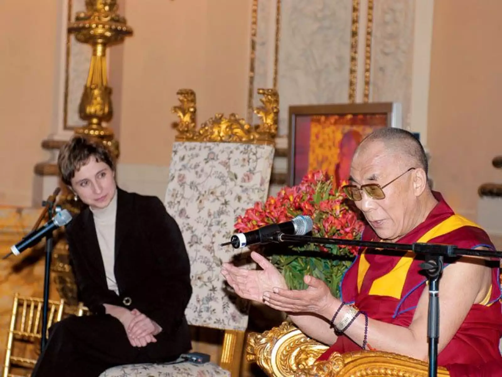 A lo largo de su carrera ha entrevistado y ha compartido con varias personalidades de diferentes ámbitos. Aqui con el Dalai Lama el 4 de octubre de 2007 en el Munal.