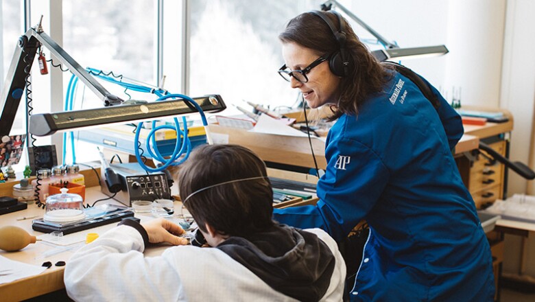 Jana Winderen captando los sonidos de Vallée de Joux.