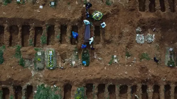 BRAZIL-HEALTH-VIRUS-CEMETERY
