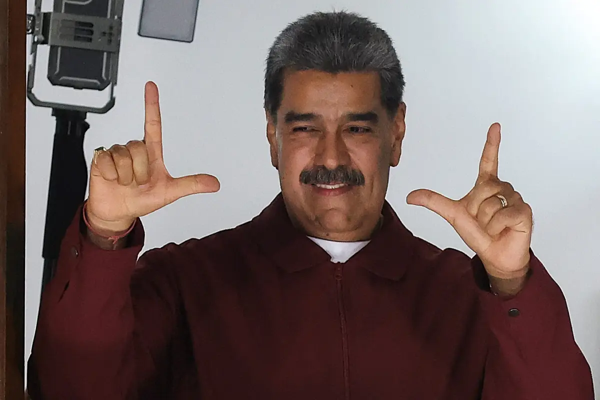El presidente venezolano Nicolás Maduro hace gestos mientras habla después de que se publicaran los resultados después de las elecciones municipales en Caracas, Venezuela, en la madrugada del 28 de julio de 2025. El partido gobernante de Venezuela ganó la mayoría de los escaños de la alcaldía el domingo en las elecciones boicoteadas por la principal oposición, coincidiendo con el aniversario de la reelección del presidente Nicolás Maduro el año pasado. El gobernante Partido Socialista Unido de Venezuela (PSUV) ganó 285 de 335 alcaldías, según las propias proyecciones de Maduro, que celebró con partidarios el lunes temprano en el Bolívar S de Caracas