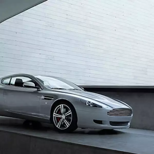 Esta pieza inglesa tiene un motor V12 con 9 cilindros, el cual le permite acelerar a de 0 a 100 km/h en 4.7 segundos. Se comercializará en Reino Unido con un precio base superior a 2 millones de pesos.