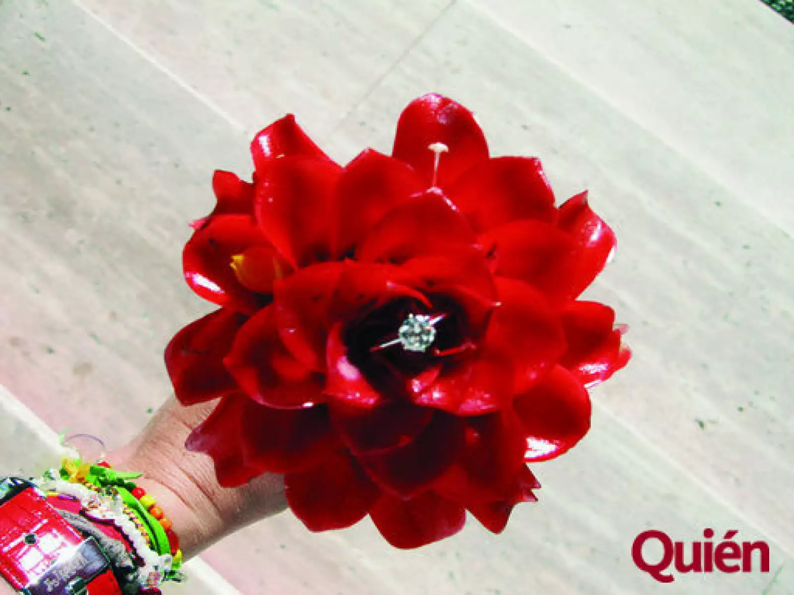 Flor con anillo de compromiso de Paloma Álvarez