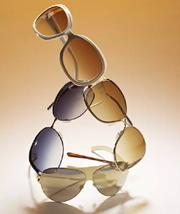 DE ARRIBA A ABAJO: MAX MARA. En acrílico. 3,750 PESOS. OLIVER PEOPLES. En acrílico y metal. 5,600 PESOS. TOM FORD. En acrílico y metal. 5,790 PESOS. MYKITA. En acero inoxidable. 6,000 PESOS APROX.