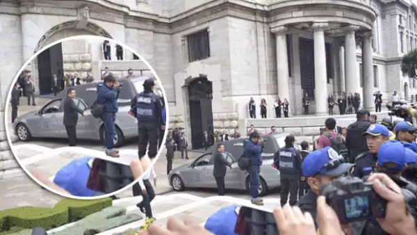 Después de más de dos horas de recorrer varias calles de la Ciudad de México, la carroza ha llegado para dar inicio al homenaje del último adiós al Divo de Juárez.
