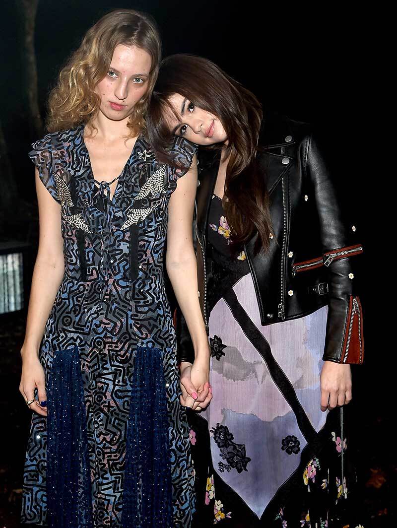 Selena Gomez y Petra Collins en Coach '18