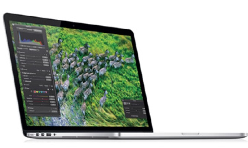 La MacBook Pro tiene una pantalla que muestra negros más intensos y se refleja menos. (Foto tomada de apple.com/mx/macbook-pro)
