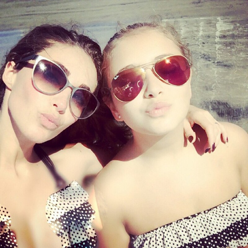 Anahí con una de sus mejores amigas disfrutando de la playa.