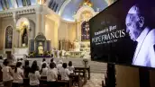 Los filipinos asisten a la misa del Papa Francisco, horas después de que el Vaticano anunciara su muerte, en la Catedral de Cubao en la ciudad de Quezón, Filipinas, el 21 de abril de 2025. (Imagen principal del artículo 'Así reaccionaron los líderes del mundo ante la muerte del papa Francisco')
