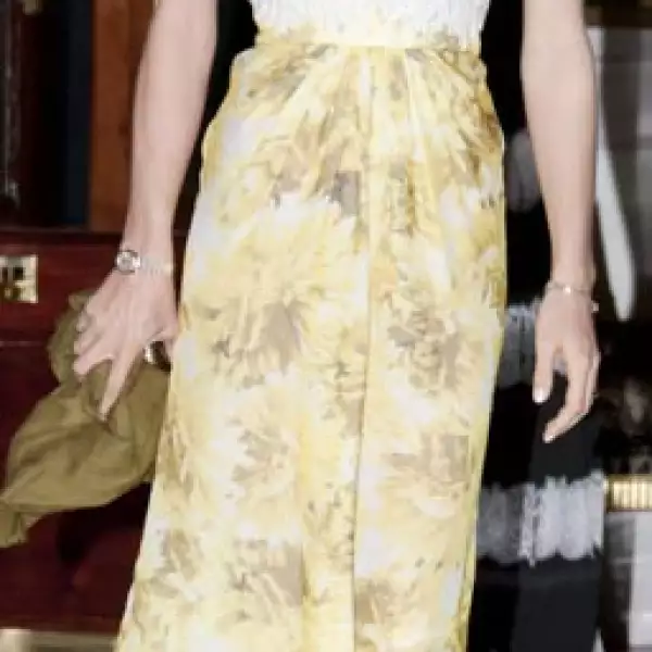 Vestido strapless floreado en tonalidad amarilla con cinturón `shiny´y wedges color camello.