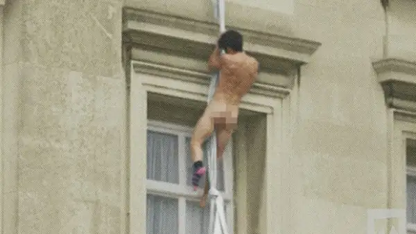 Este jueves circula un video en el que se ve a un hombre completamente desnudo saliendo por una de las ventanas del palacio real.