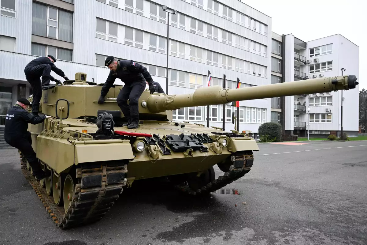 Miembros del ejército caminan sobre un tanque, mientras Alemania entrega sus primeros tanques Leopard a Eslovaquia como parte de un acuerdo después de que Eslovaquia donara vehículos de combate a Ucrania, en Bratislava, Eslovaquia, el 19 de diciembre de 2022.