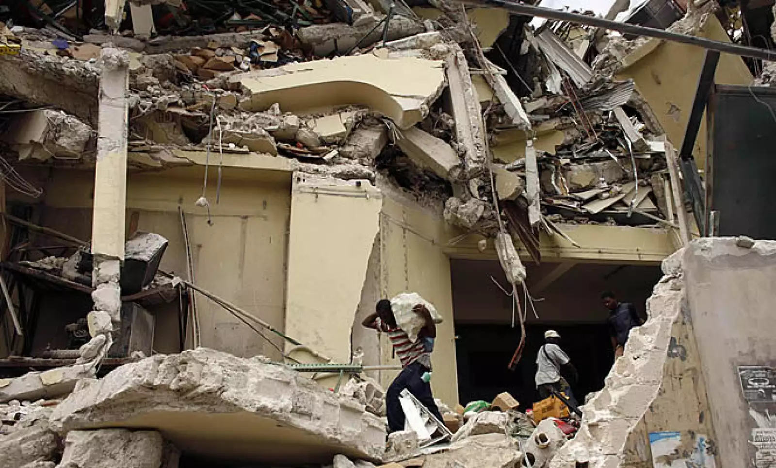 Al pasar los días, la problemática por abastecimiento de alimentos, servicios médicos y fármacos ha creado desesperación llevando a los habitantes a robar suministros de las tiendas minoristas derrumbadas.