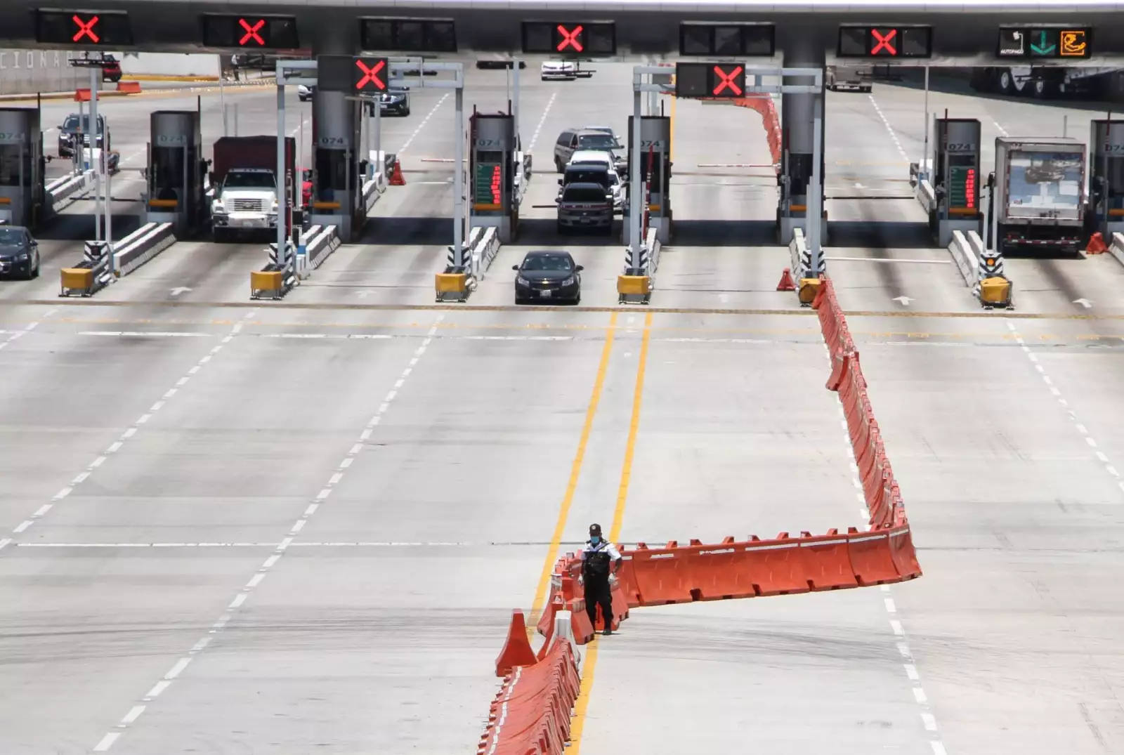 La casta México-Cuernavaca presentó afluencia de carros en el inicio de Semana Santa, debido a las recomendaciones, de no salir de casa para evitar el contagio de COVID-19.