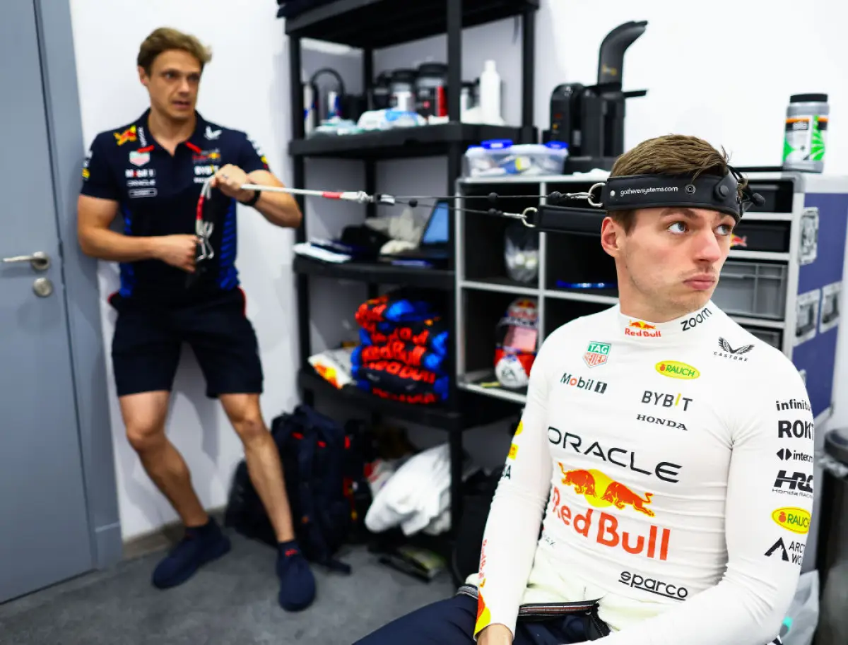 Foto de Max Verstappen usando bandas de resistencia para fortalecer el cuello.