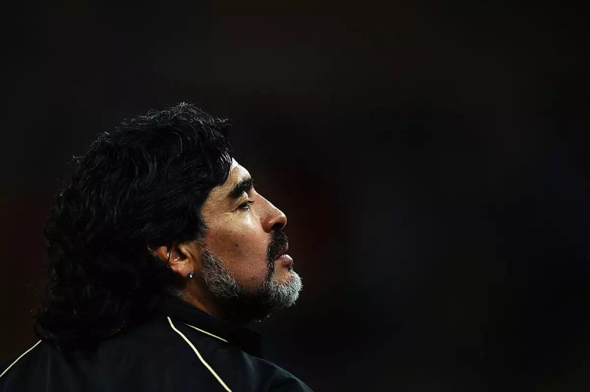 Foto de perfil de Diego Armando Maradona, con barba y cabello largo, durante un partido Argentina vs México en el Mundial de 2010.